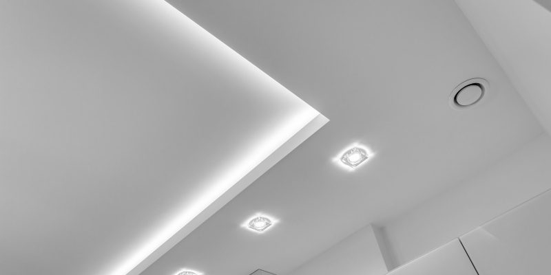 Oświetlenie do salonu według zaleceń architektów - sprawdź co jest modne w lampach sufitowych i nie tylko