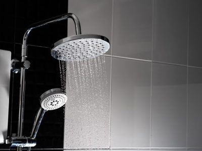 Deszczowa głowica prysznicowa kontra klasyczny natrysk: porównanie nowoczesnego zestawu prysznicowego.