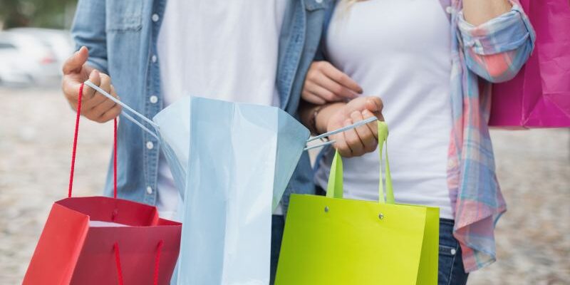 Jak postępować ze swoimi finansami: oszczędzać i wydawać czy brać kredyt i spłacać? Znajdź najlepsze rozwiązanie dla swojej sytuacji finansowej!