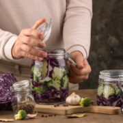 Zimowa spiżarnia pełna składników osłonowych – poradnik